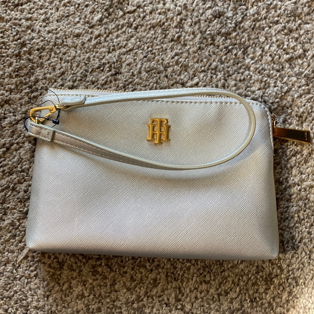 ☀️Silver Tommy Hilfiger wristlet